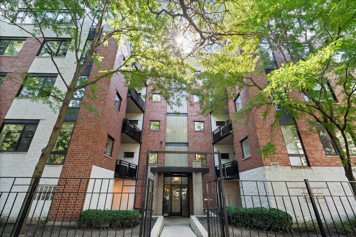 2337 W Wolfram St. #415, Chicago, IL 60618
