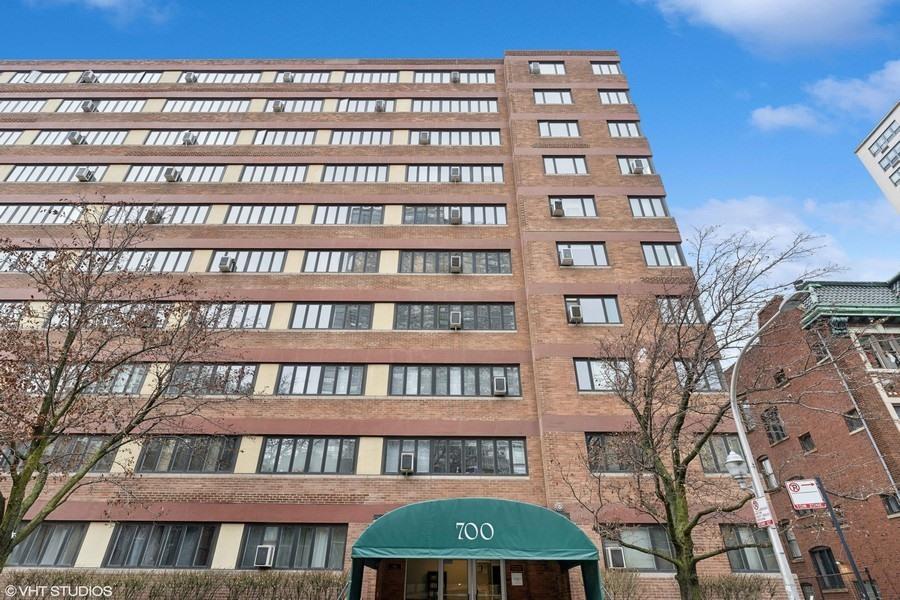 700 W Bittersweet Pl. #1004, Chicago, IL 60613