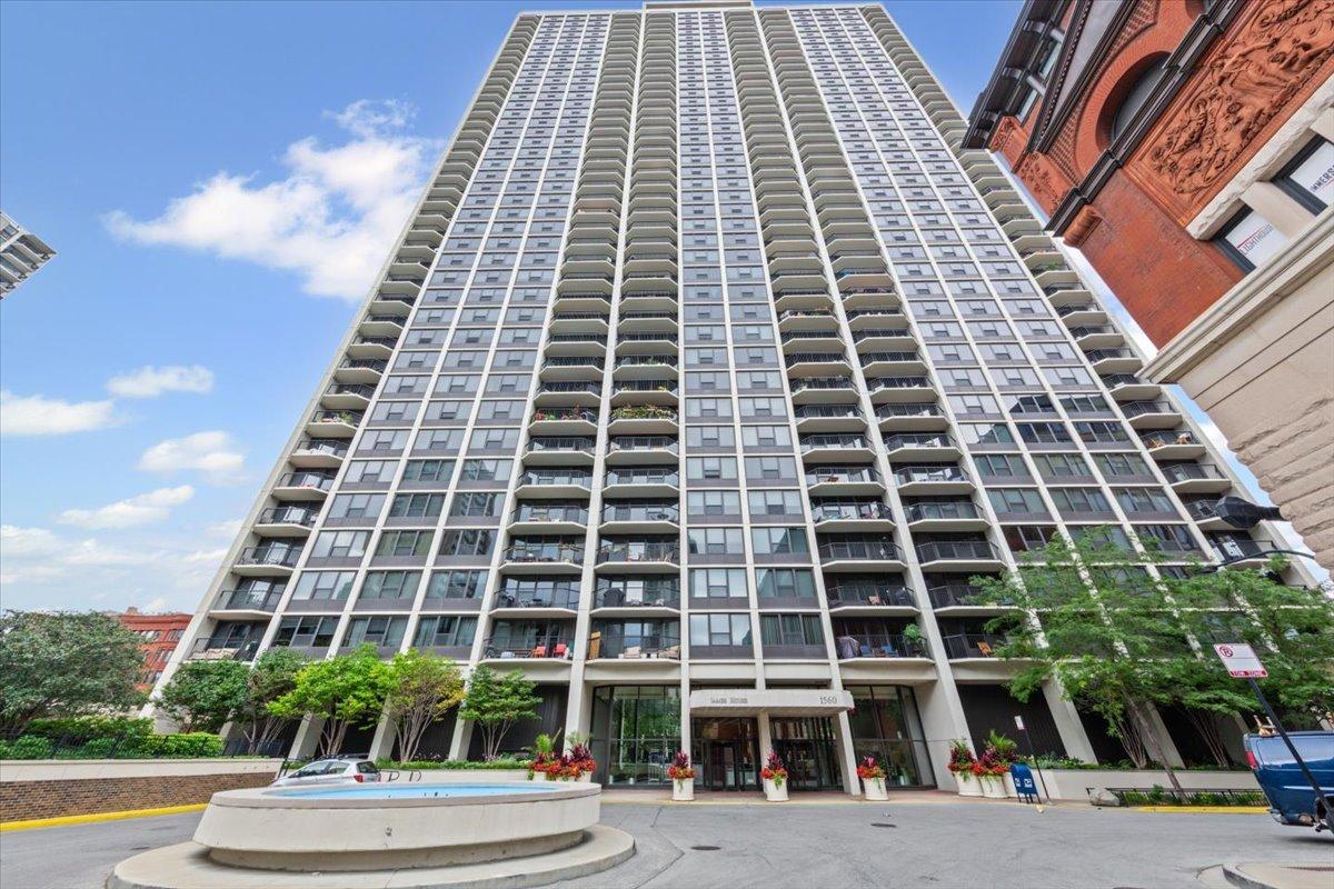 1560 N Sandburg Ter. #2409J, Chicago, IL 60610