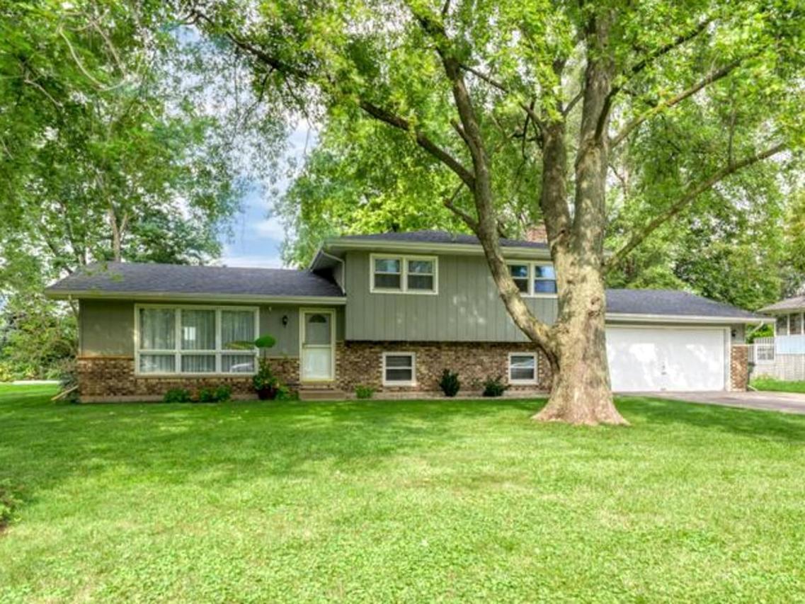 10210 Sunridge Dr., Naperville, IL 60564