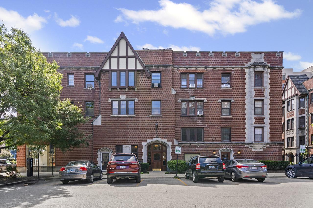 1103 Holly Ct. #307, Oak Park, IL 60301