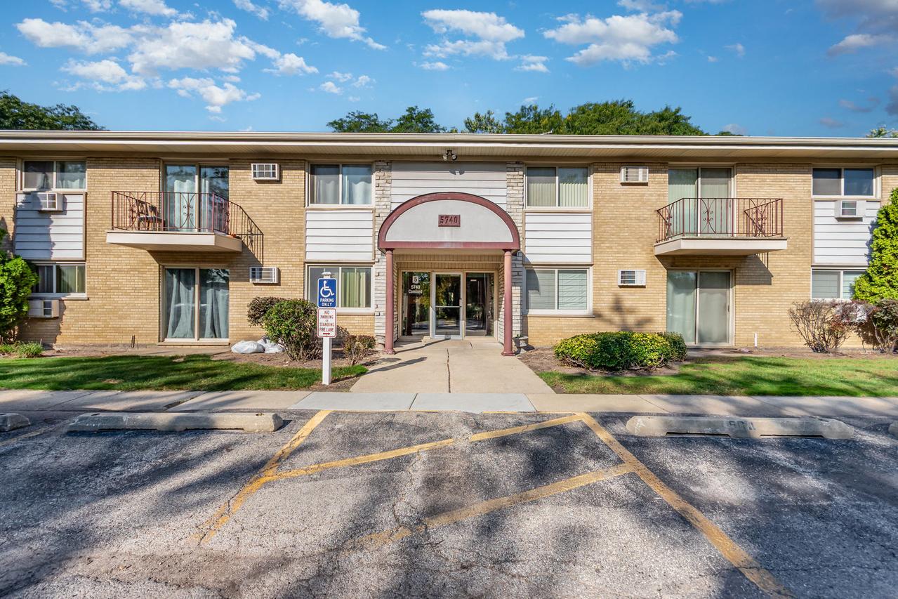 5740 Concord Ln. #12, Clarendon Hills, IL 60514