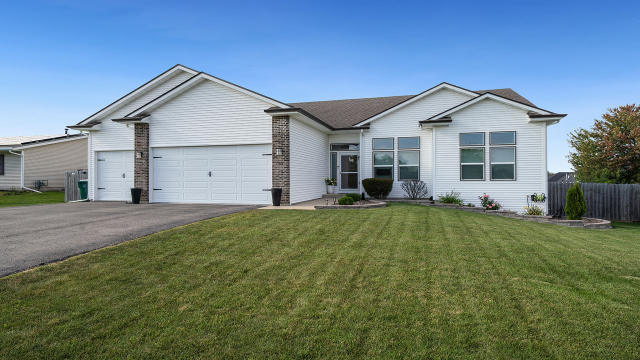 699 Ballymore Rd., Roscoe, IL 61073