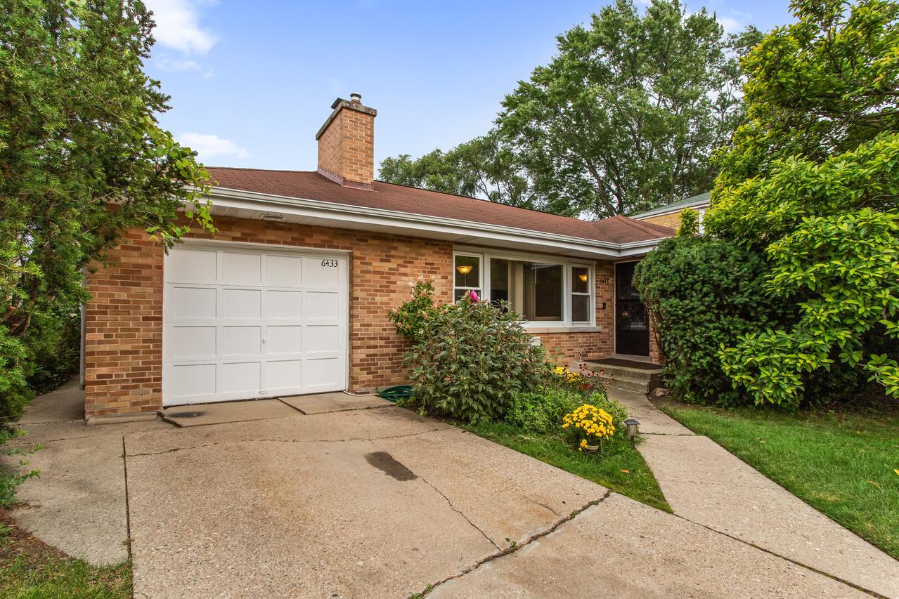 6433 N Trumbull Ave., Lincolnwood, IL 60712