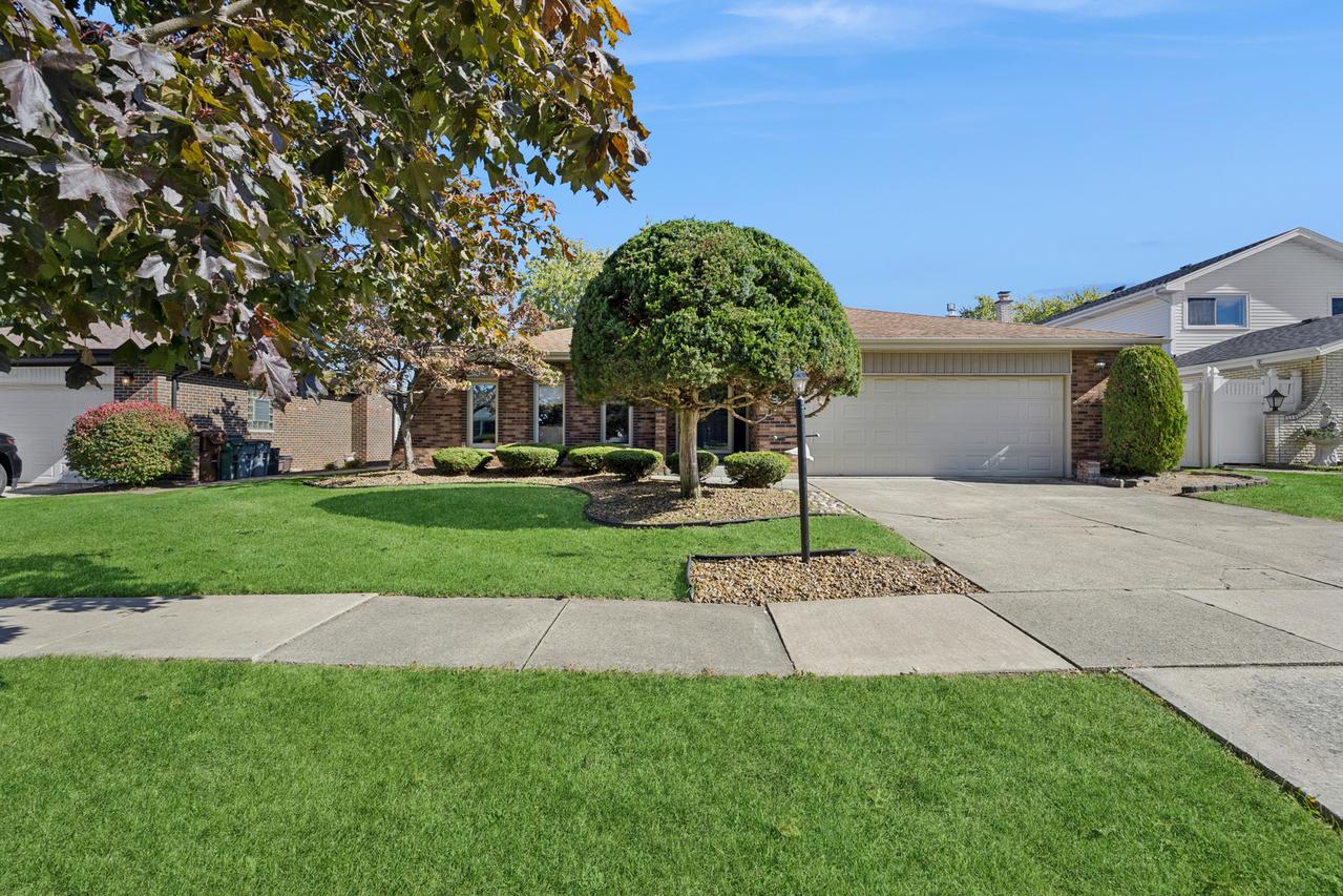 15649 Sierra Dr., Oak Forest, IL 60452