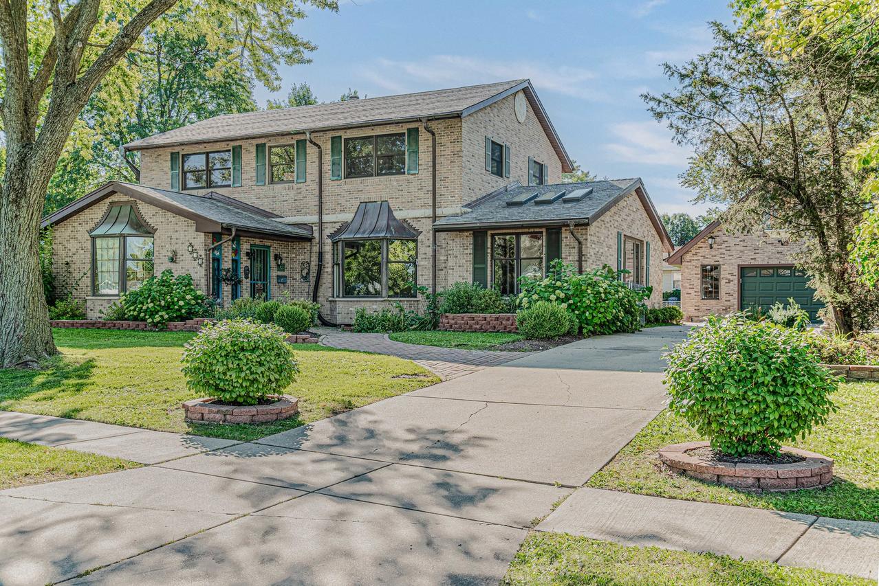 353 E Elk Grove Blvd., Elk Grove Village, IL 60007