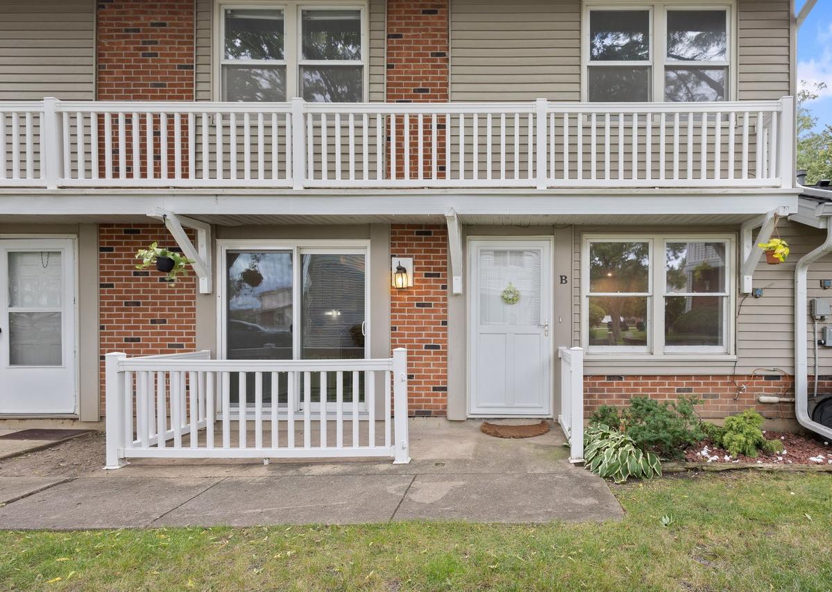 205 Emerson Ct. #B, Bloomingdale, IL 60108