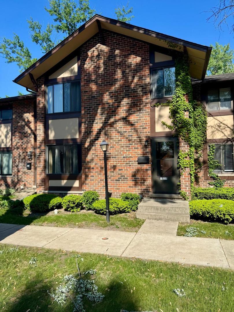 1 S 215 Stratford Ln., Villa Park, IL 60181