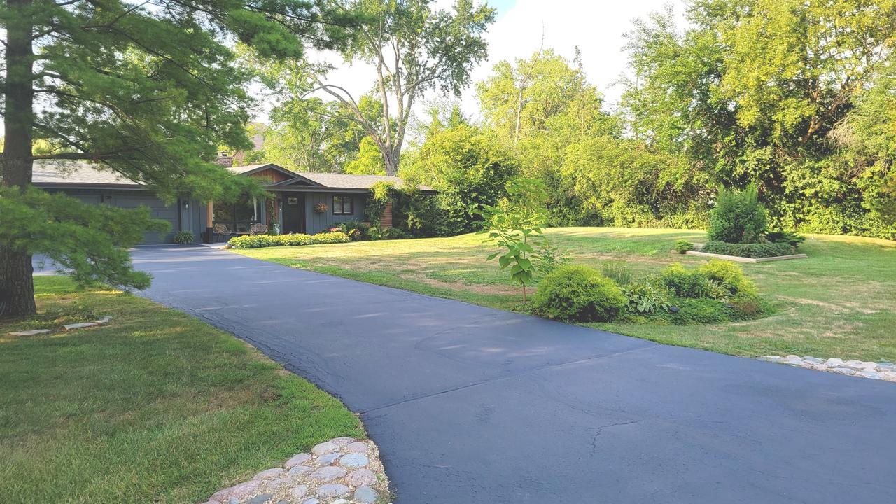 83 Wildwood Dr., Barrington, IL 60010