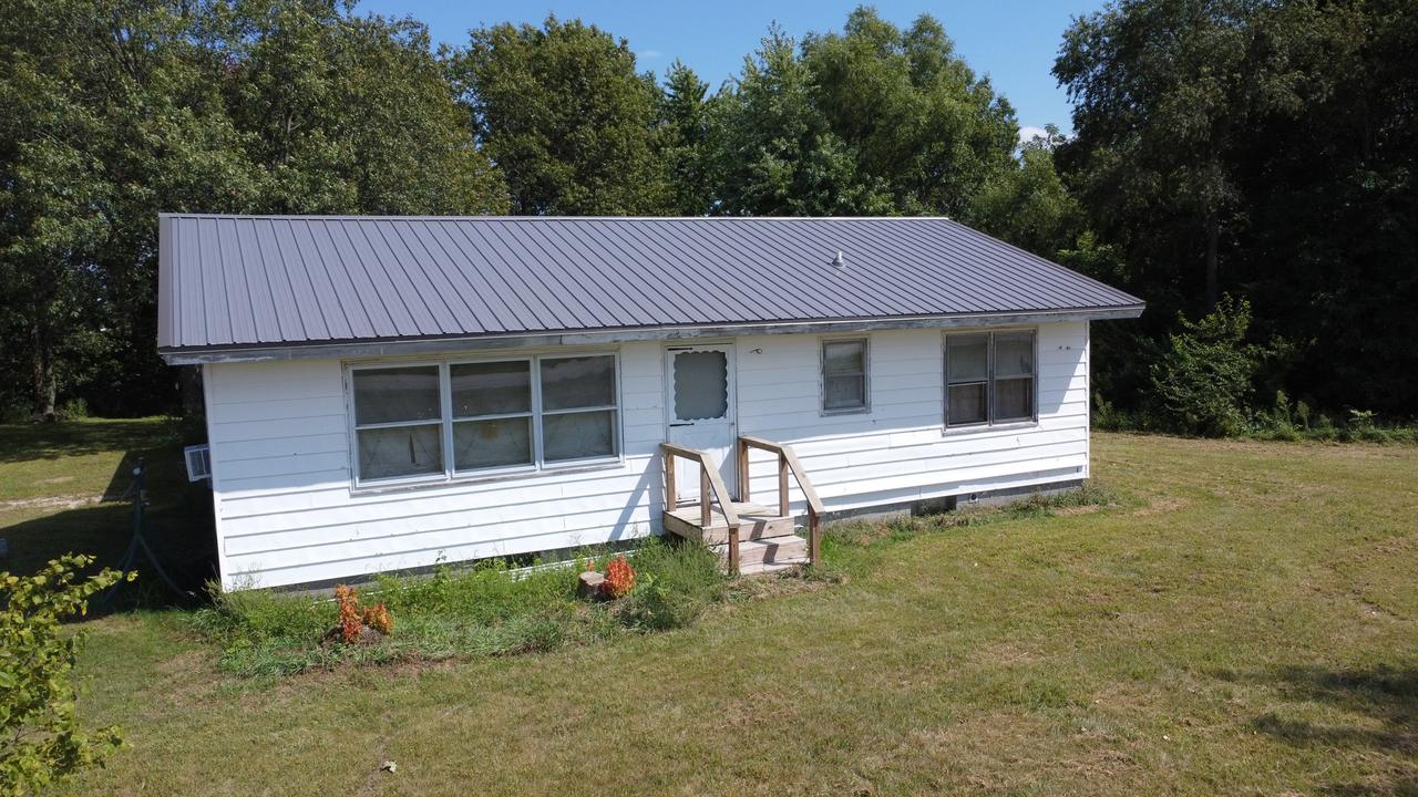 2029 E 2300 North Rd., Watseka, IL 60970