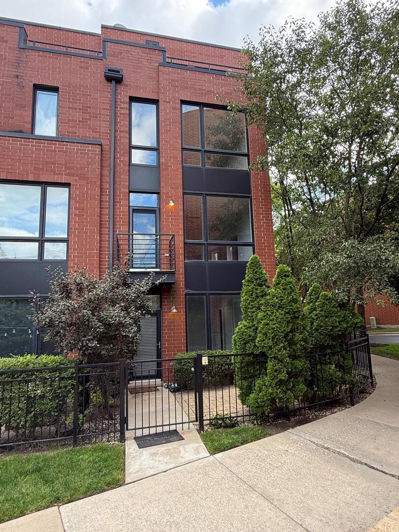 2864 N Riverwalk Dr., Chicago, IL 60618
