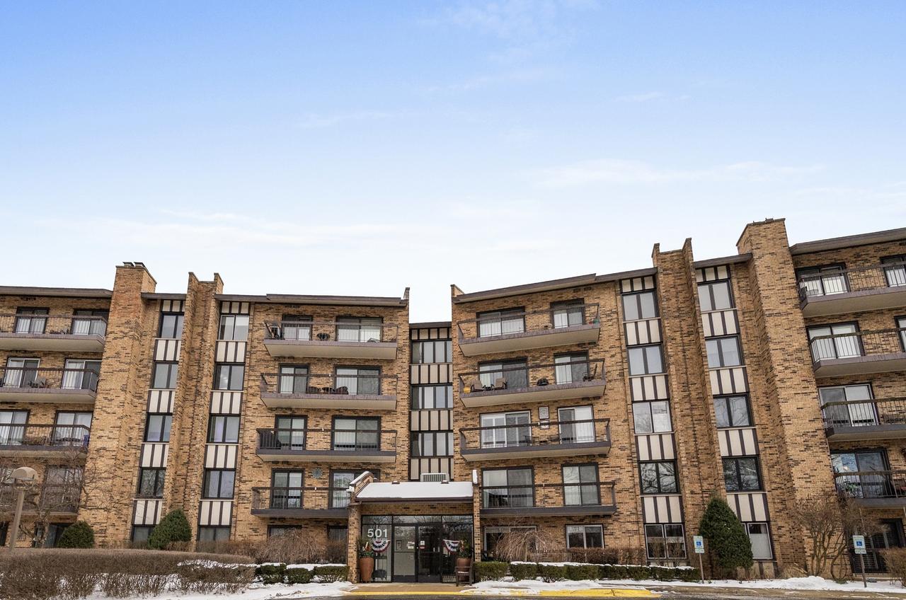 501 Lake Hinsdale Dr. #207, Willowbrook, IL 60527