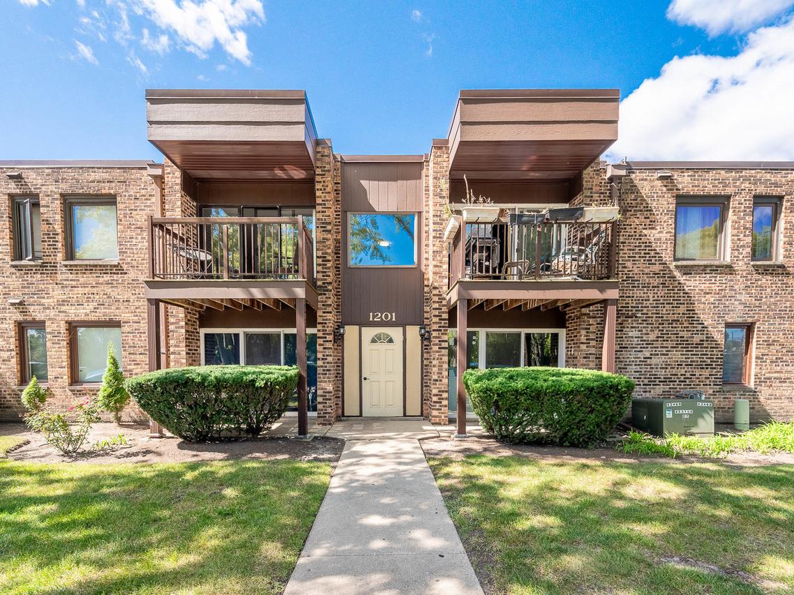 1201 Pleasant Run Dr. #302, Wheeling, IL 60090