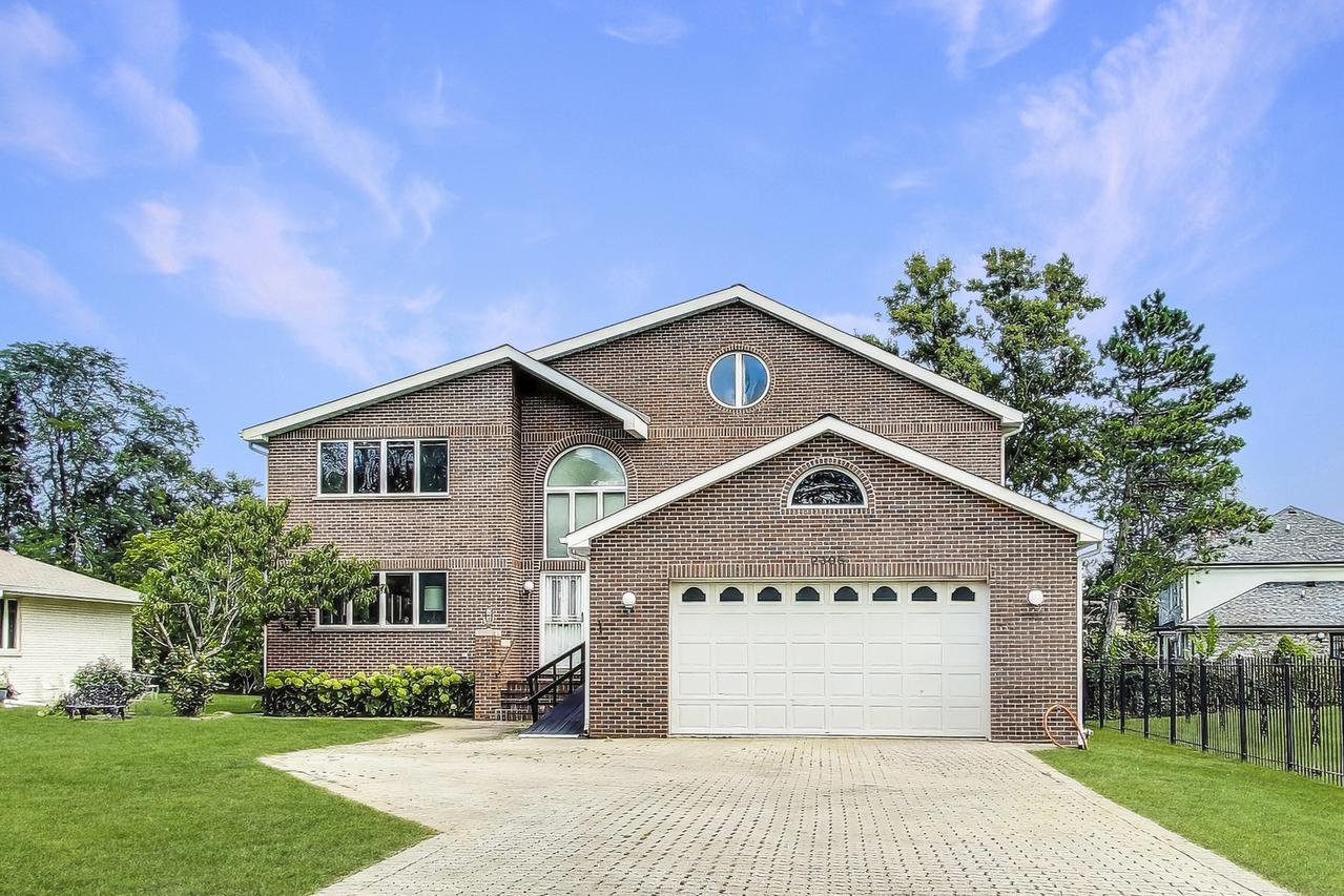 2305 Pfingsten Rd., Glenview, IL 60026