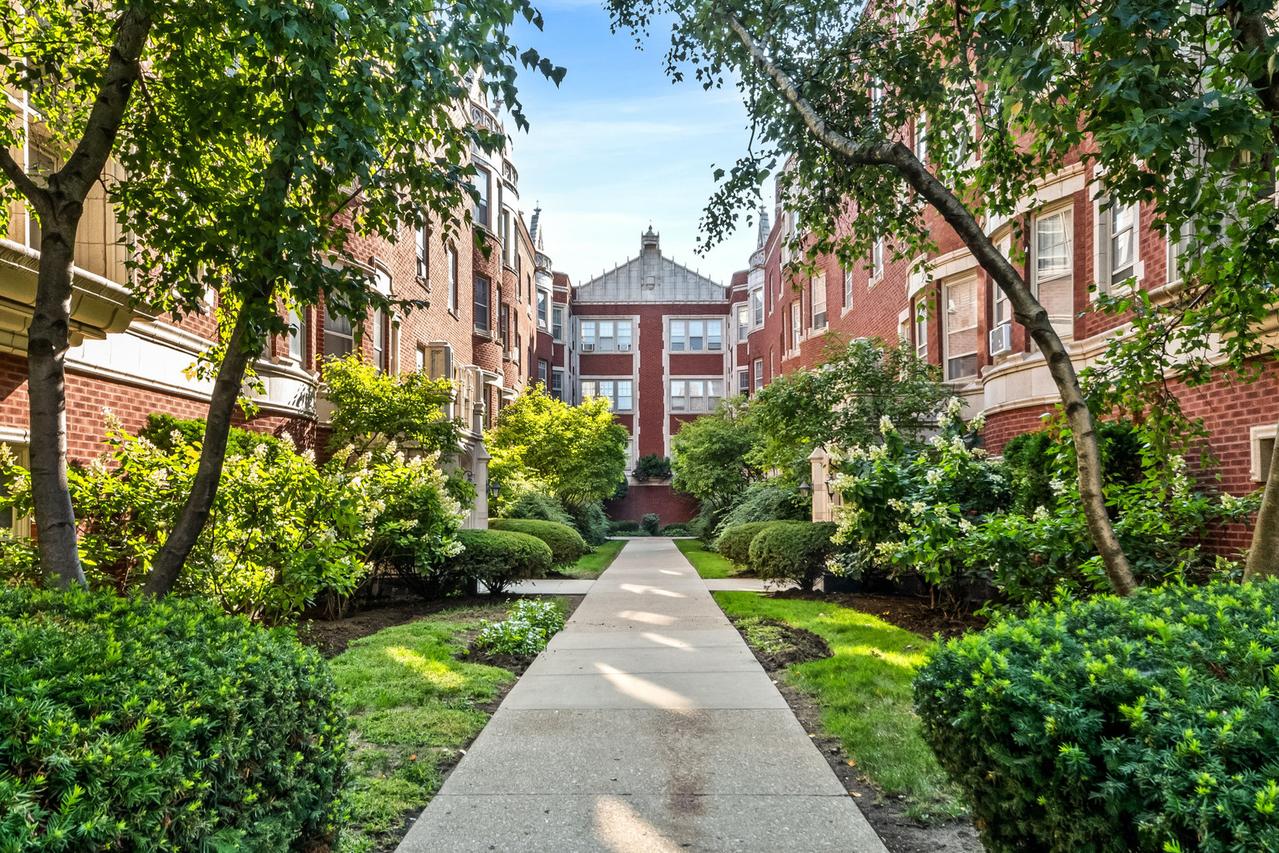 212 N Oak Park Ave. #2EE, Oak Park, IL 60302