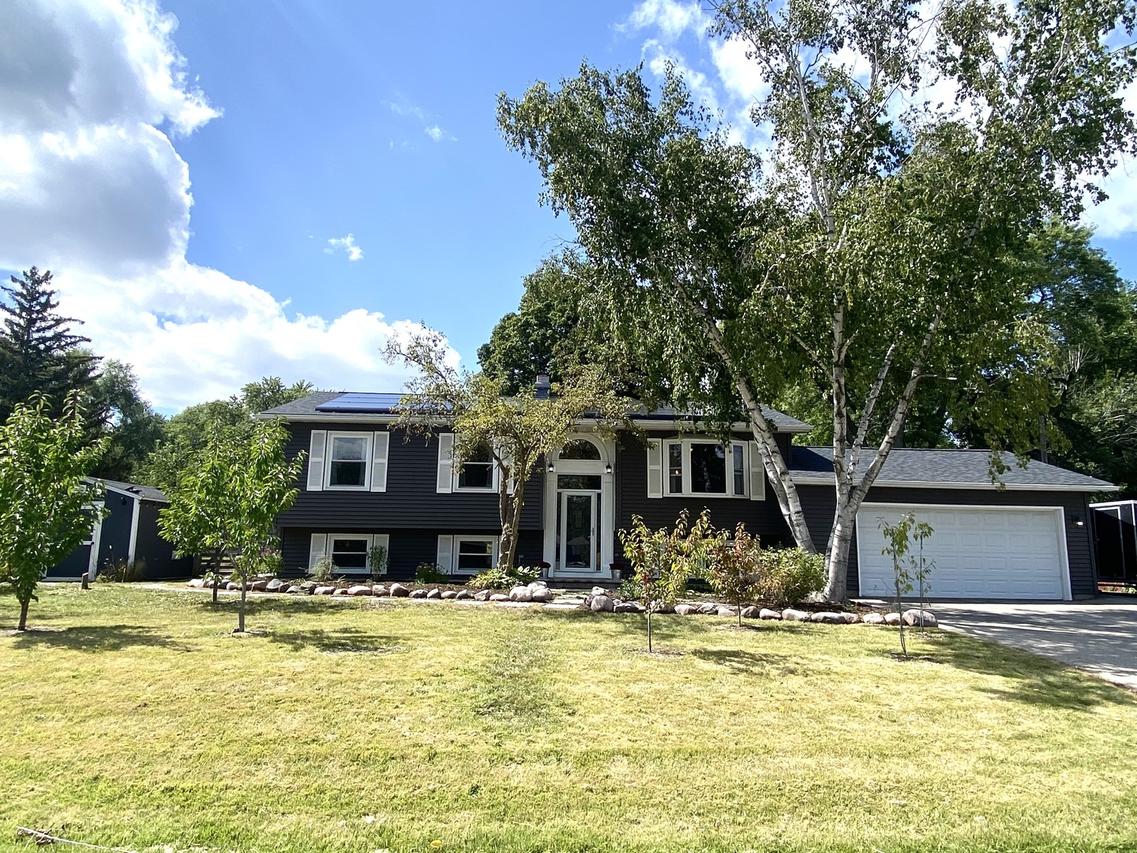 54 Hickory Dr., Lindenhurst, IL 60046