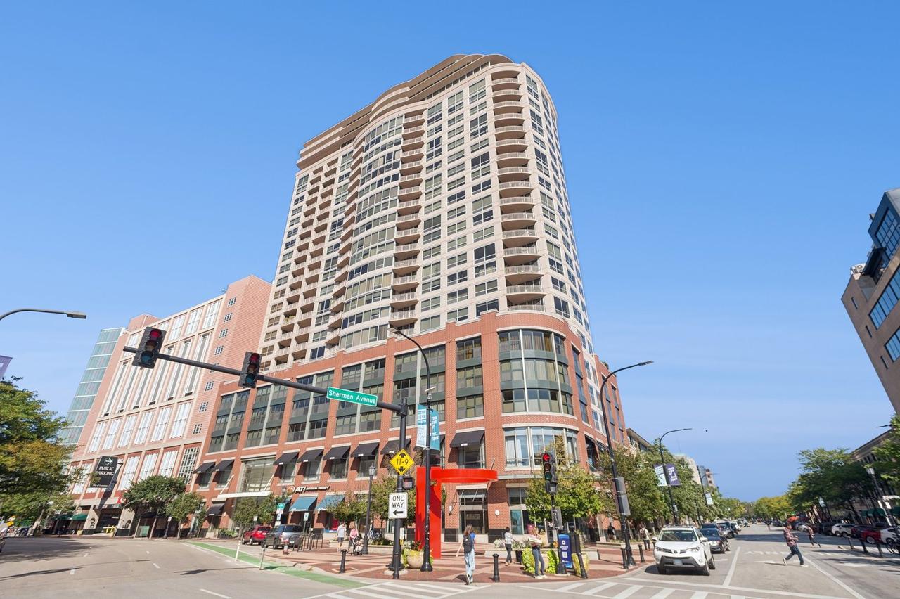 807 Davis St. #810, Evanston, IL 60201