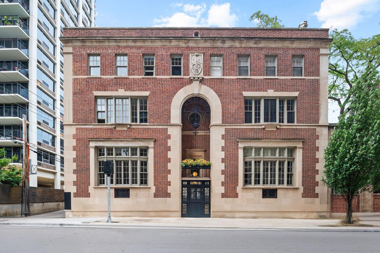 50 W Schiller St. #2G, Chicago, IL 60610