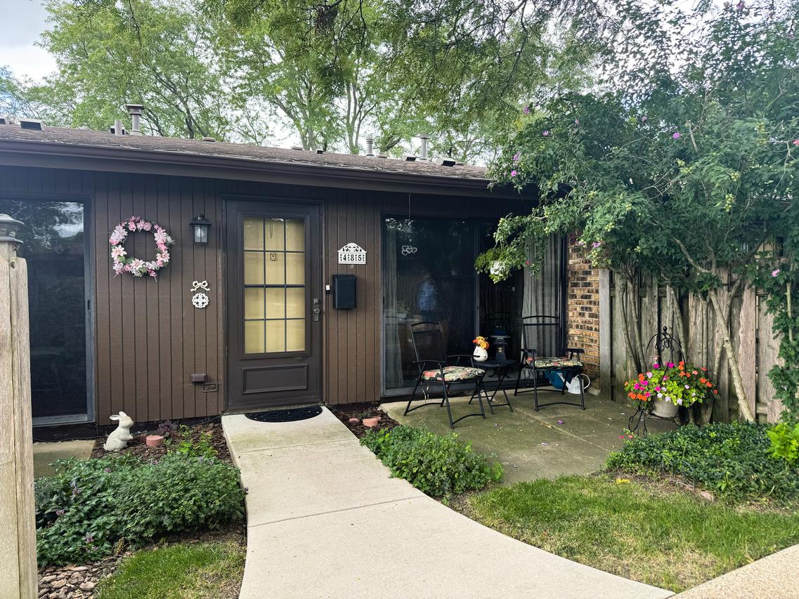 485 Raintree Ct. #B, Glen Ellyn, IL 60137