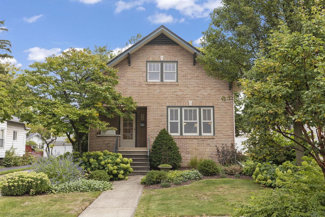 416 Anthony St., Glen Ellyn, IL 60137