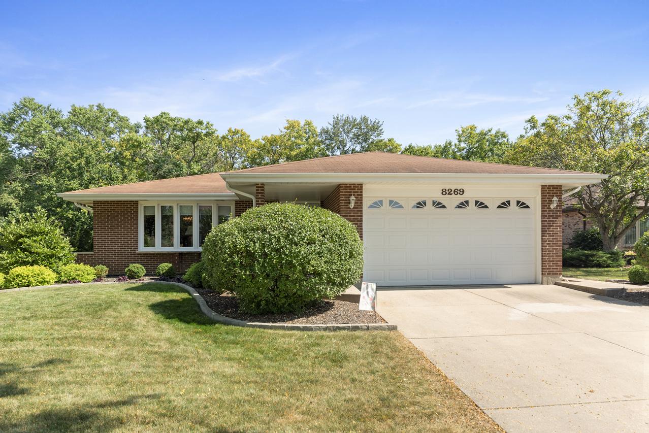 8269 Meadowwood Ave., Woodridge, IL 60517