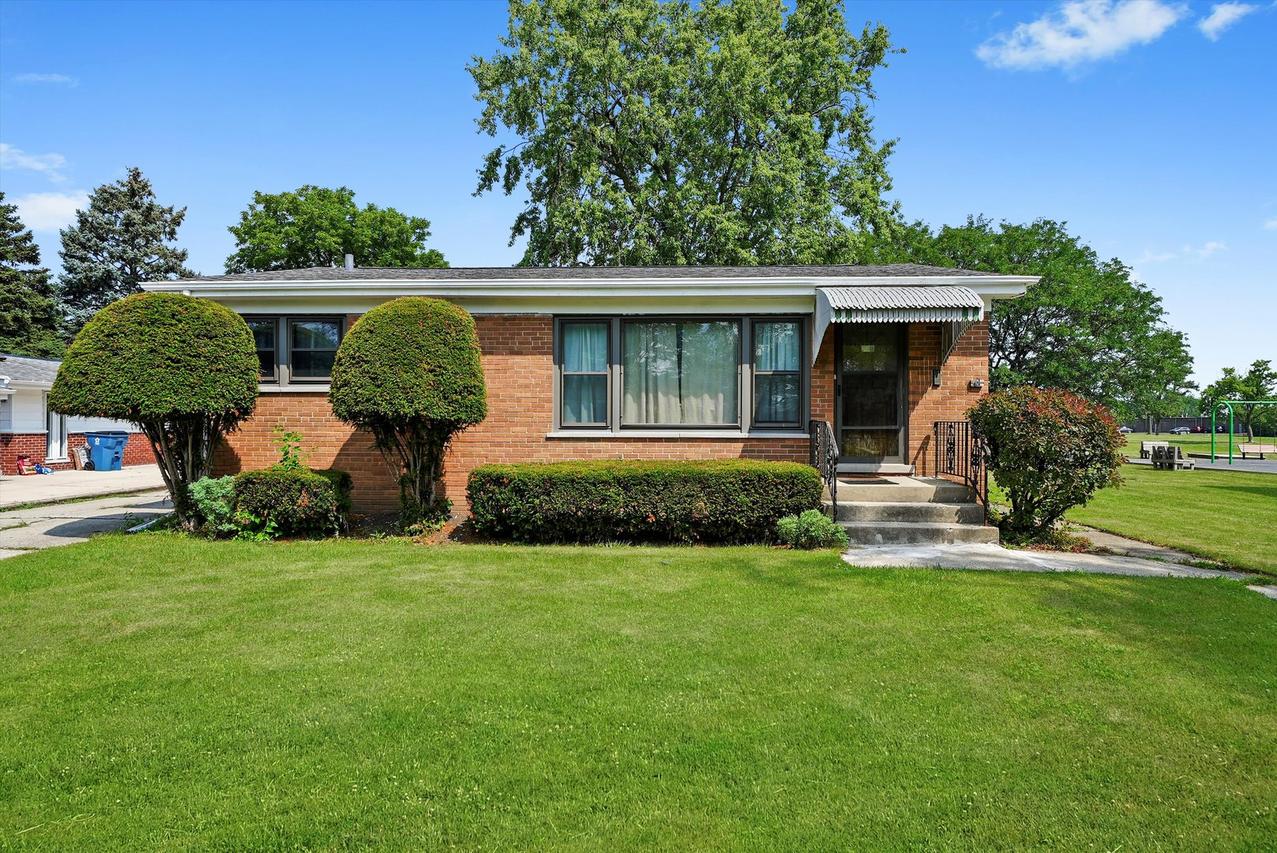 1003 W Hillside Dr., Bensenville, IL 60106