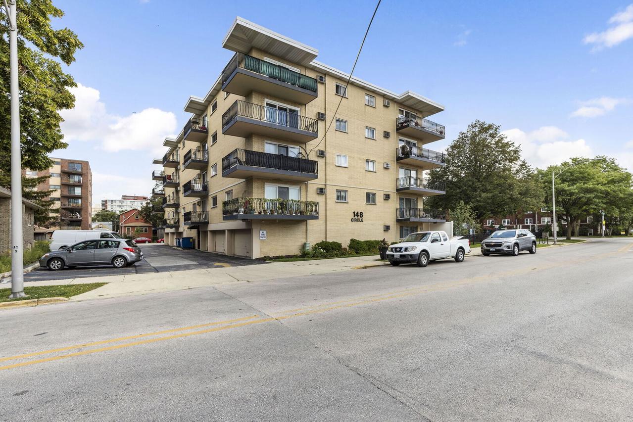 148 Circle Ave. #401, Forest Park, IL 60130