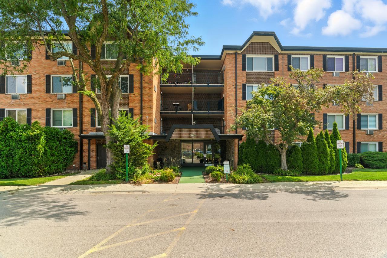 1207 S Old Wilke Rd. #303, Arlington Heights, IL 60005