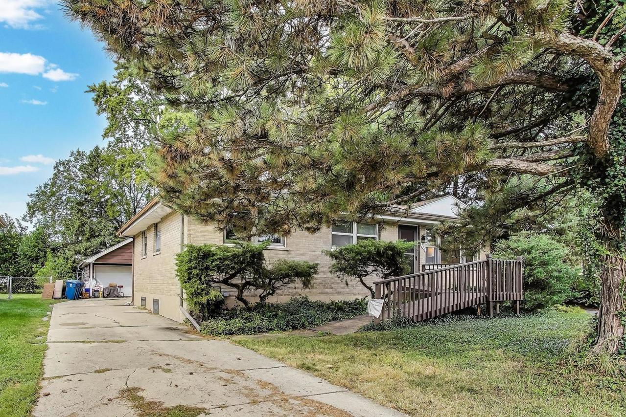 738 N Parker St., Elmhurst, IL 60126
