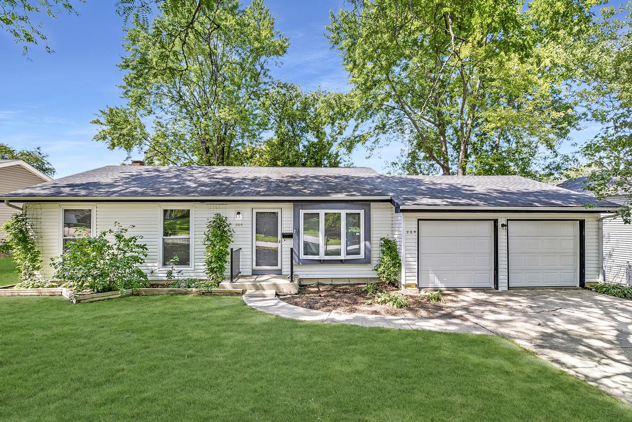 205 Augusta Dr., Mchenry, IL 60050