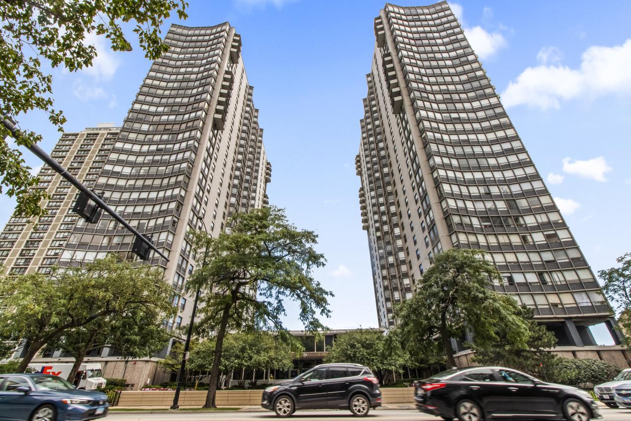 5701 N Sheridan Rd. #16U, Chicago, IL 60660