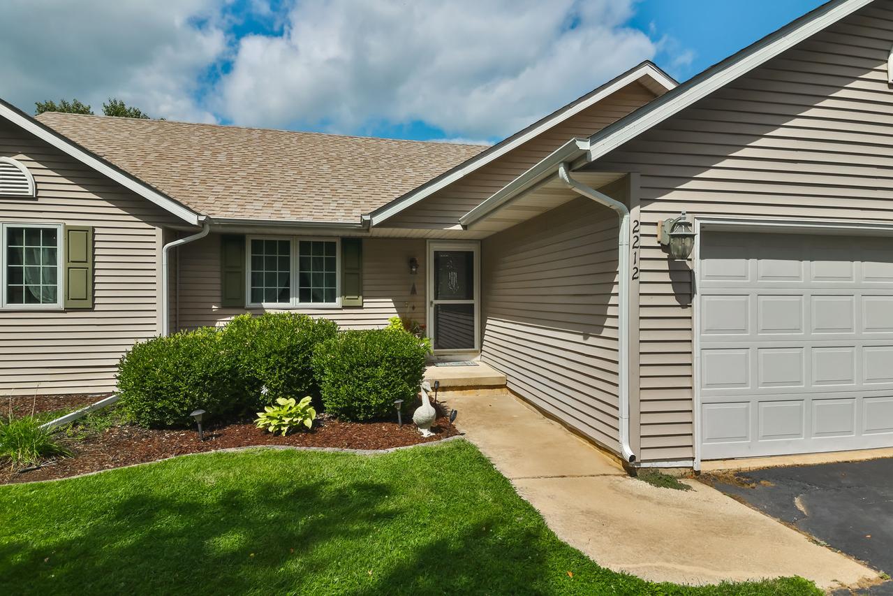 2212 Candlewick Dr., Poplar Grove, IL 61065