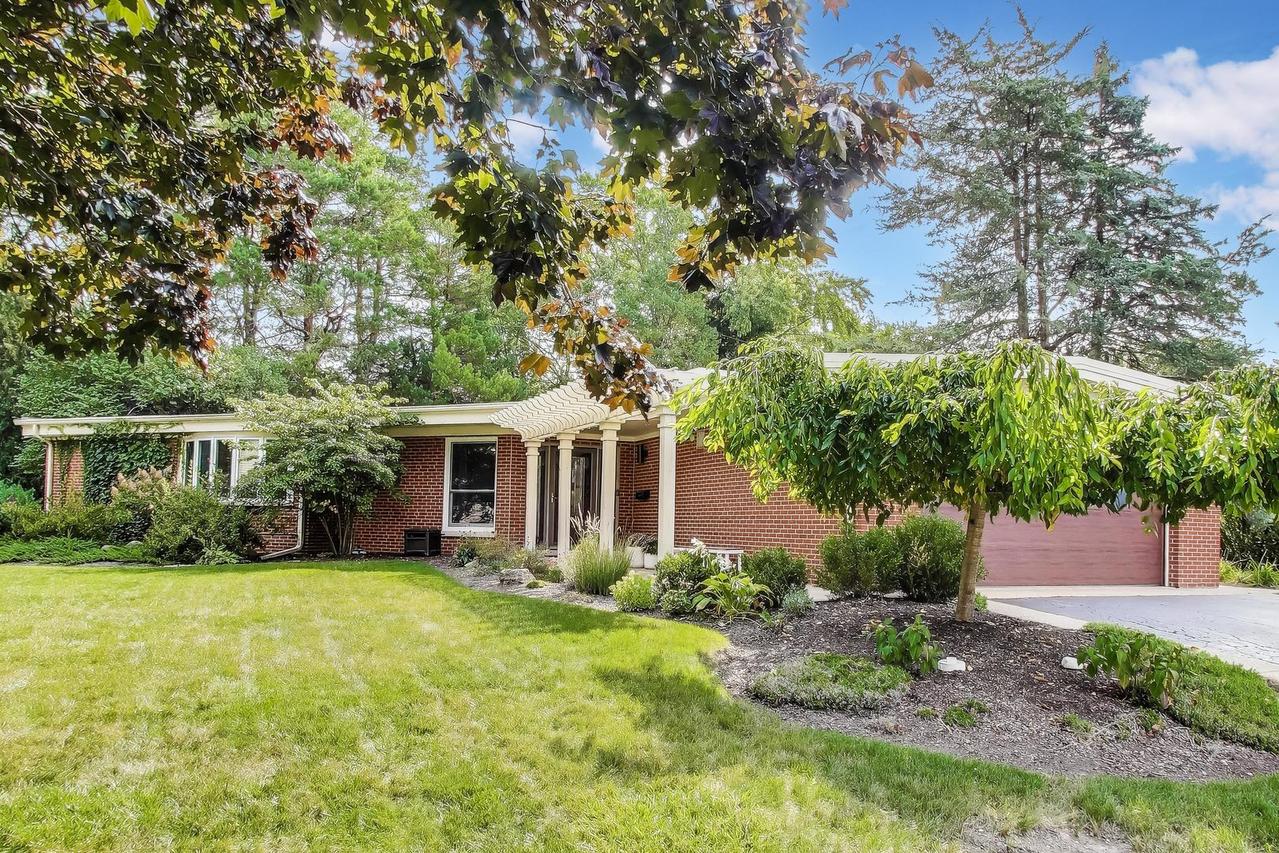 239 Beverly Rd., Barrington, IL 60010