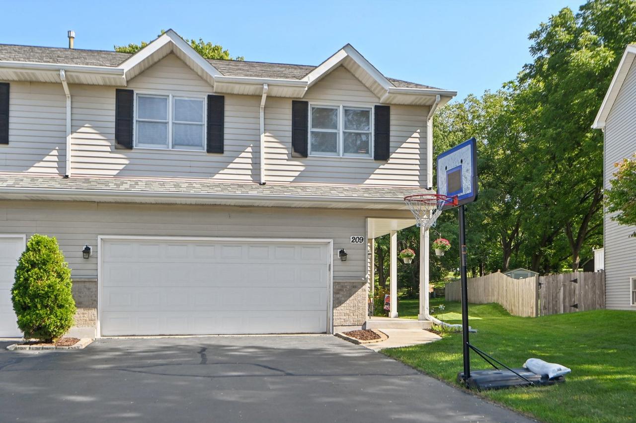 209 Lorien Ct., East Dundee, IL 60118