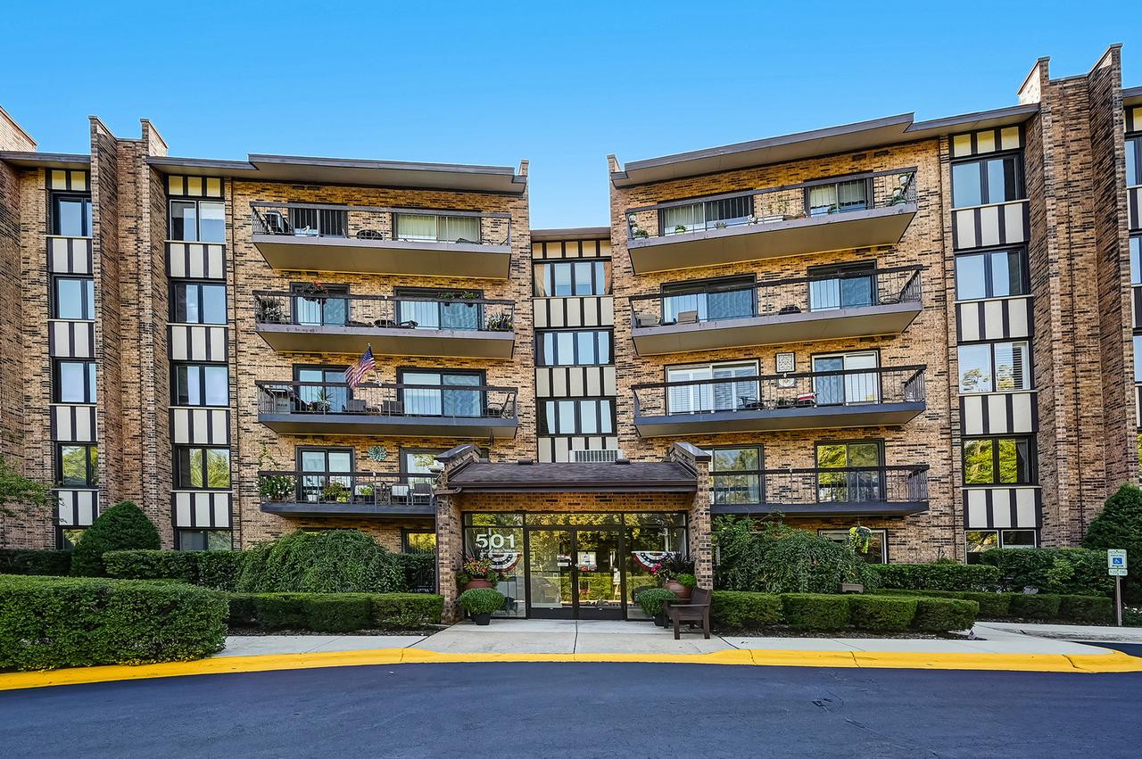 501 Lake Hinsdale Dr. #504, Willowbrook, IL 60527