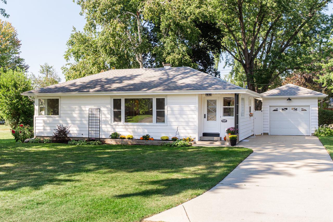 244 Panama Ave., Hampshire, IL 60140