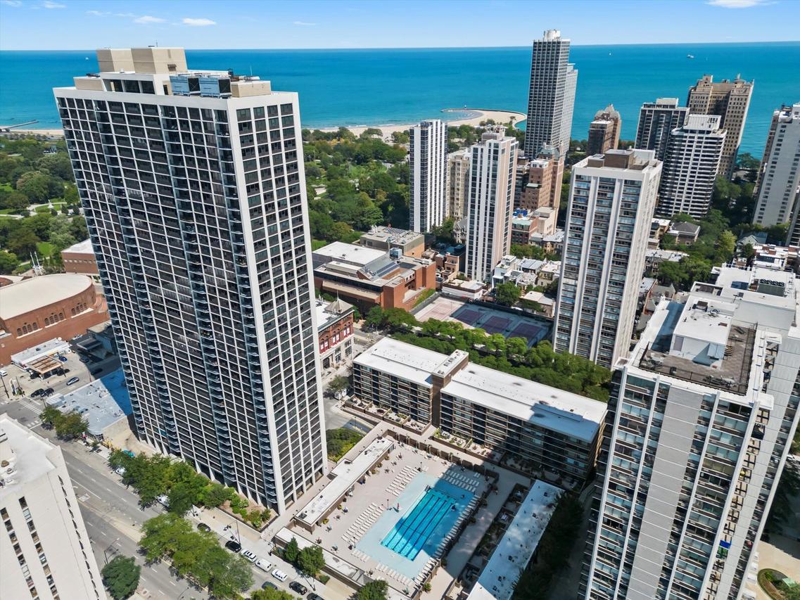1560 N Sandburg Ter. #1508J, Chicago, IL 60610