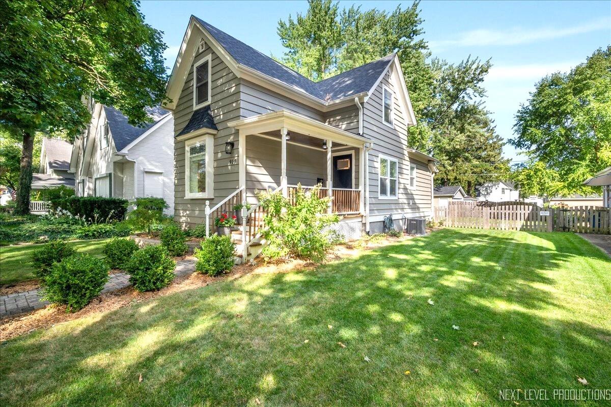 910 S 4th St., St. Charles, IL 60174