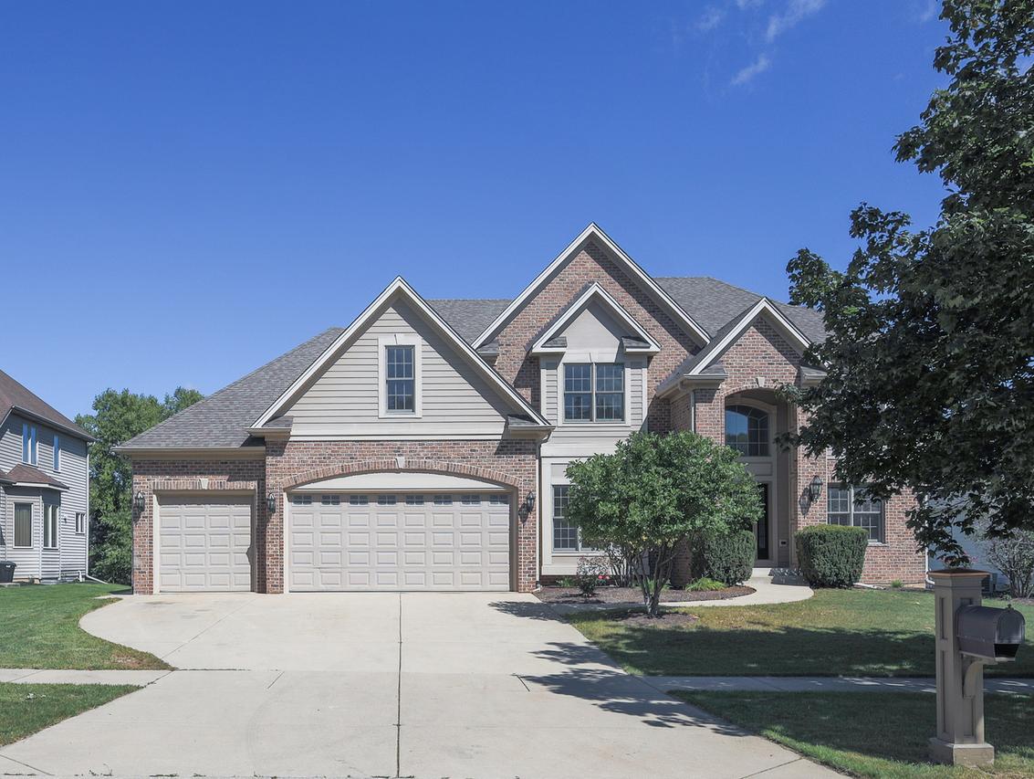618 Pine St., Sugar Grove, IL 60554
