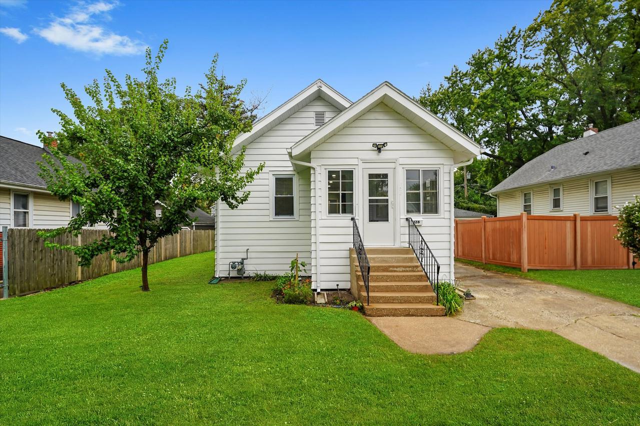 128 S Oakland Grove, Elmhurst, IL 60126