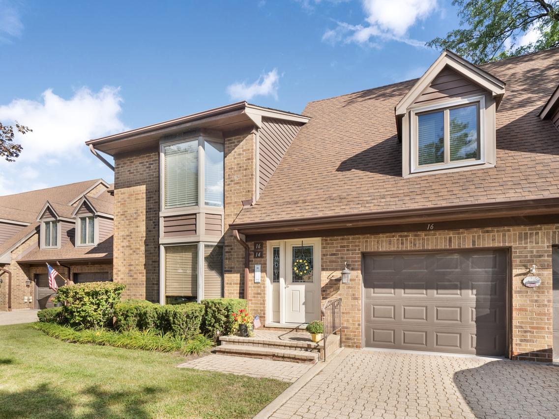 16 Princess Ct., Westchester, IL 60154