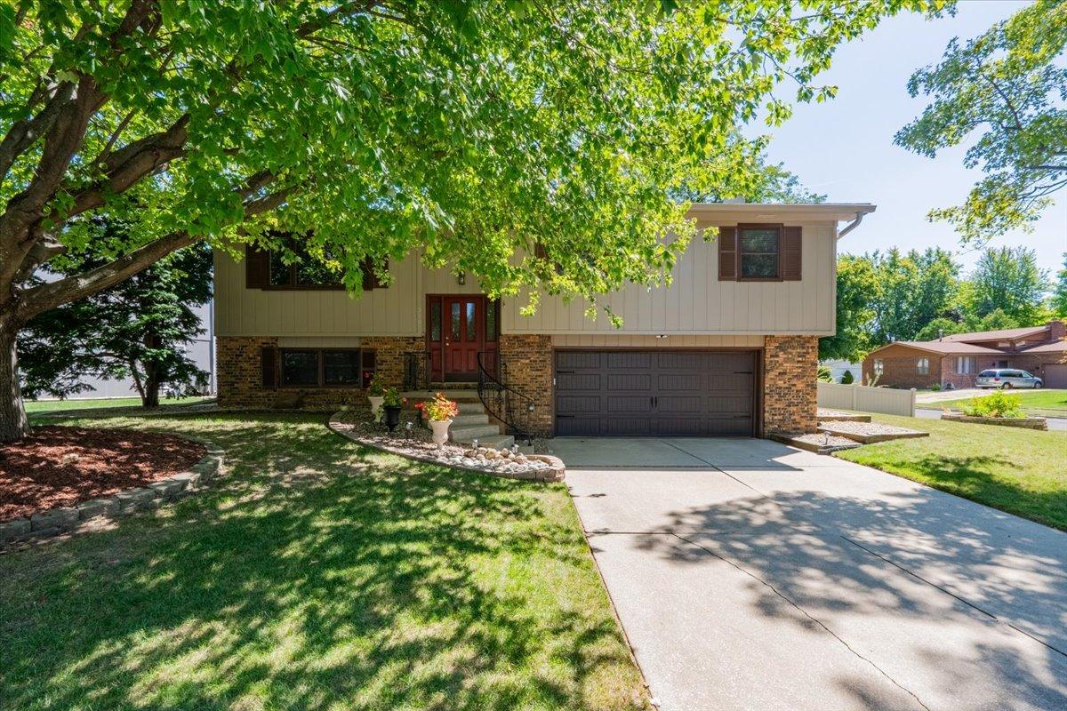 2901 Mockingbird Ln., Bloomington, IL 61704