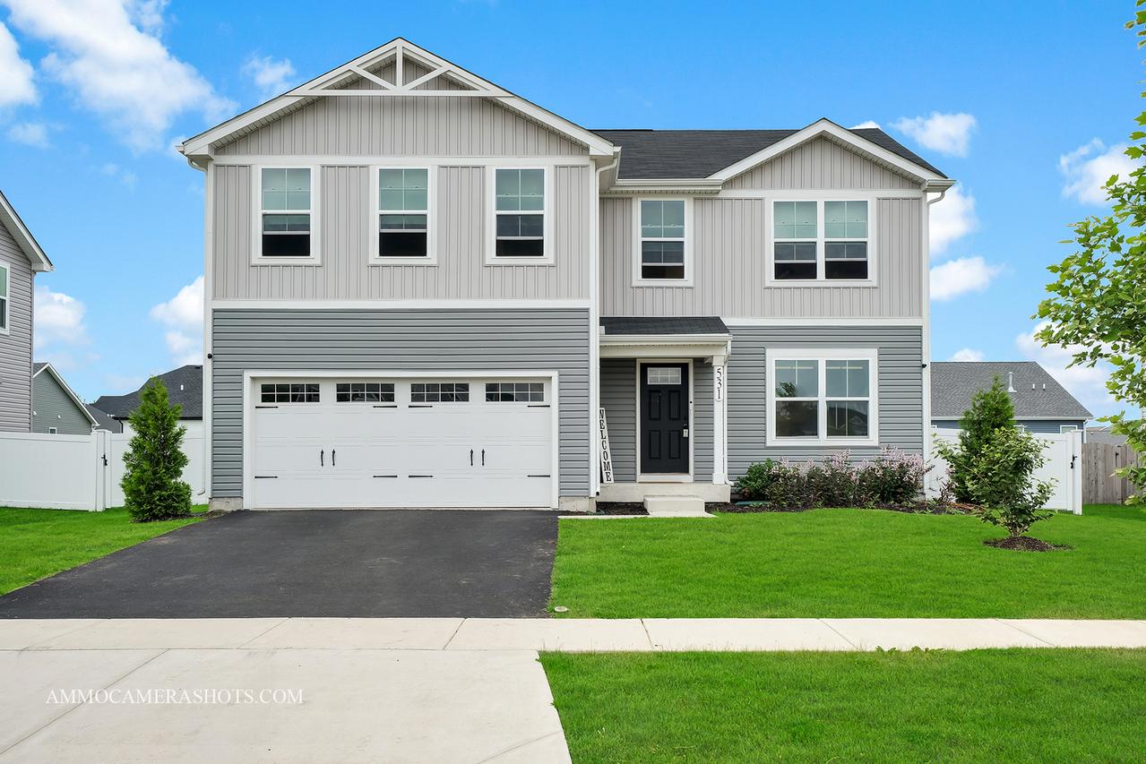 531 Larkspur Ln., Hampshire, IL 60140