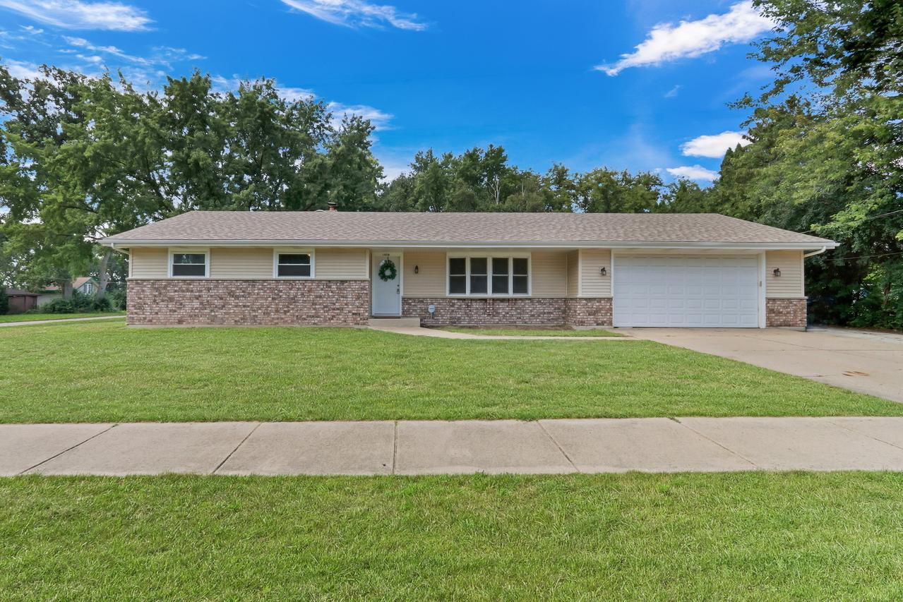 1856 Magnolia Ave., Gurnee, IL 60031