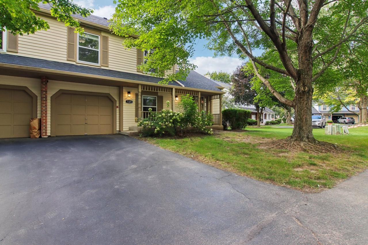 1329 Queensgreen Cir., Naperville, IL 60563