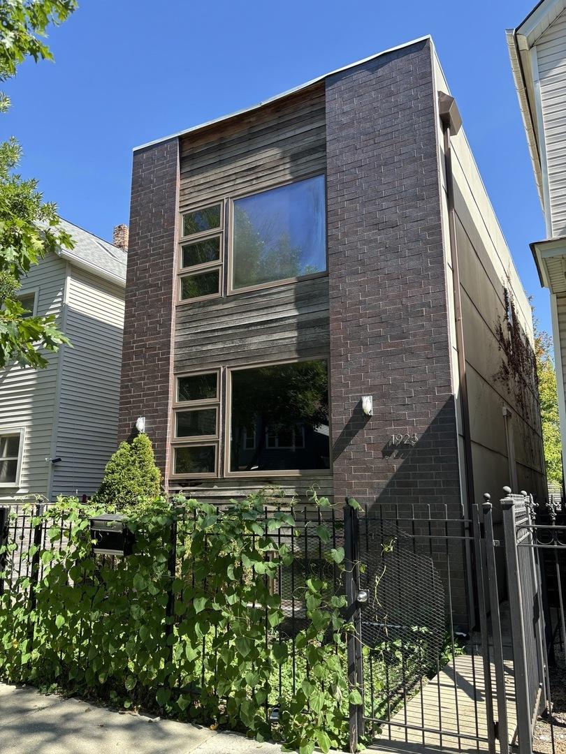 1925 N Francisco Ave., Chicago, IL 60647