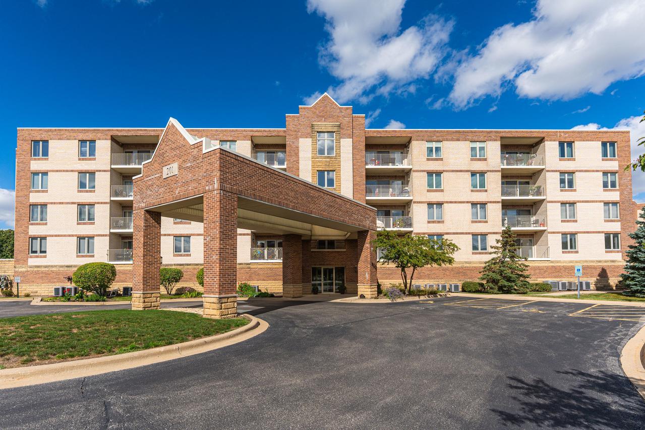 201 W Brush Hill Rd. #107, Elmhurst, IL 60126