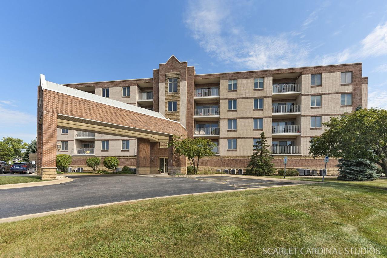 201 W Brush Hill Rd. #107, Elmhurst, IL 60126