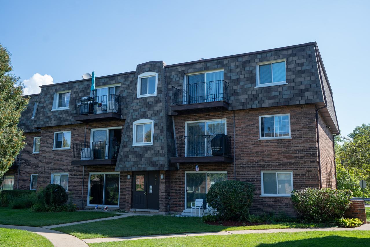 9355 Bay Colony Dr. #3S, Des Plaines, IL 60016