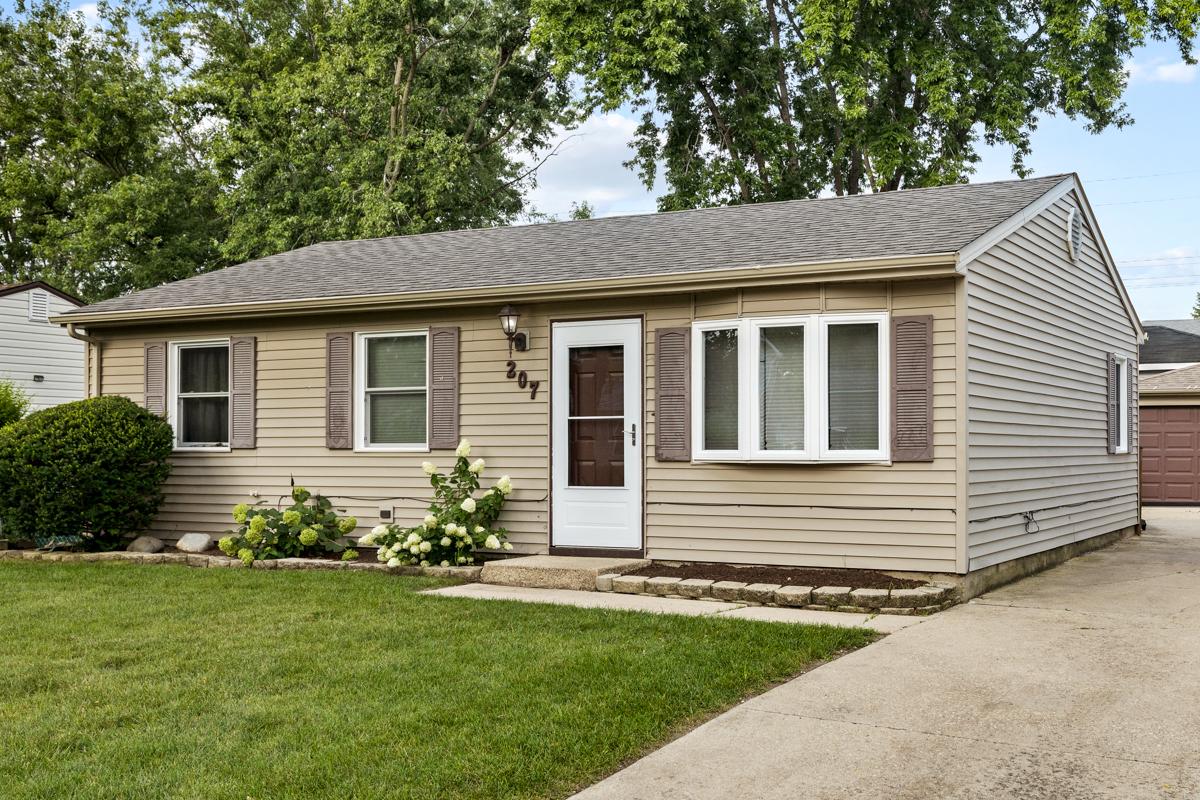 207 Hampdon Ct., Bolingbrook, IL 60440